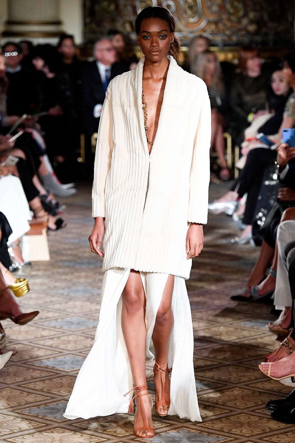 Fashion Week New York Spring/Summer 2018 look 15 from the Dennis Basso collection womenswear