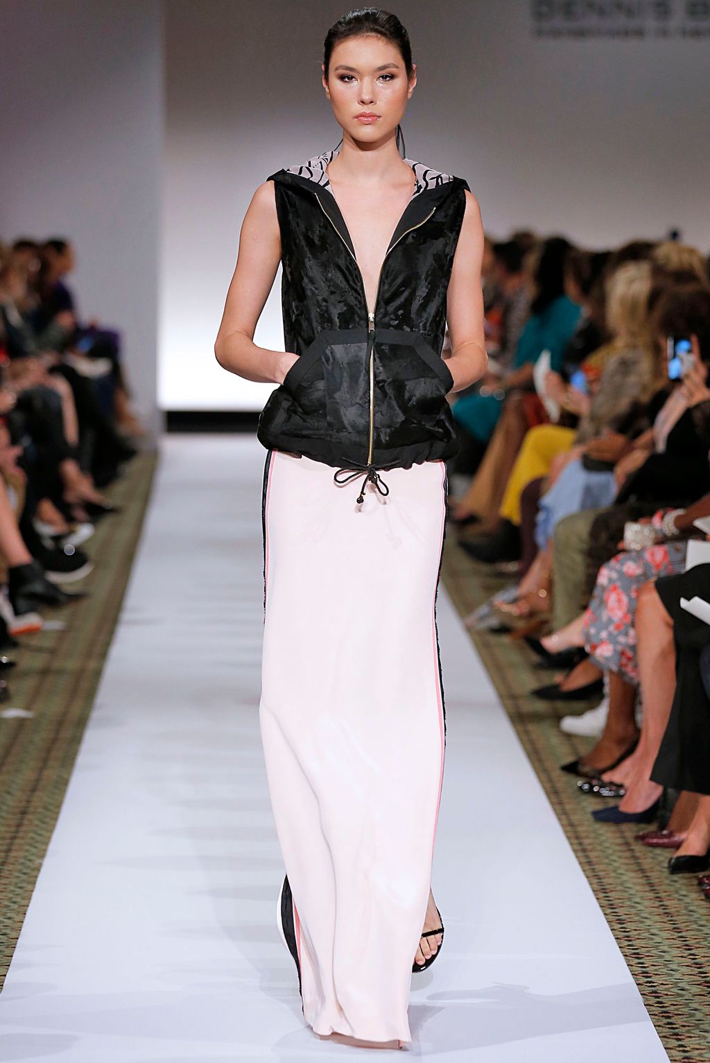 Fashion Week New York Spring/Summer 2019 look 3 de la collection Dennis Basso womenswear