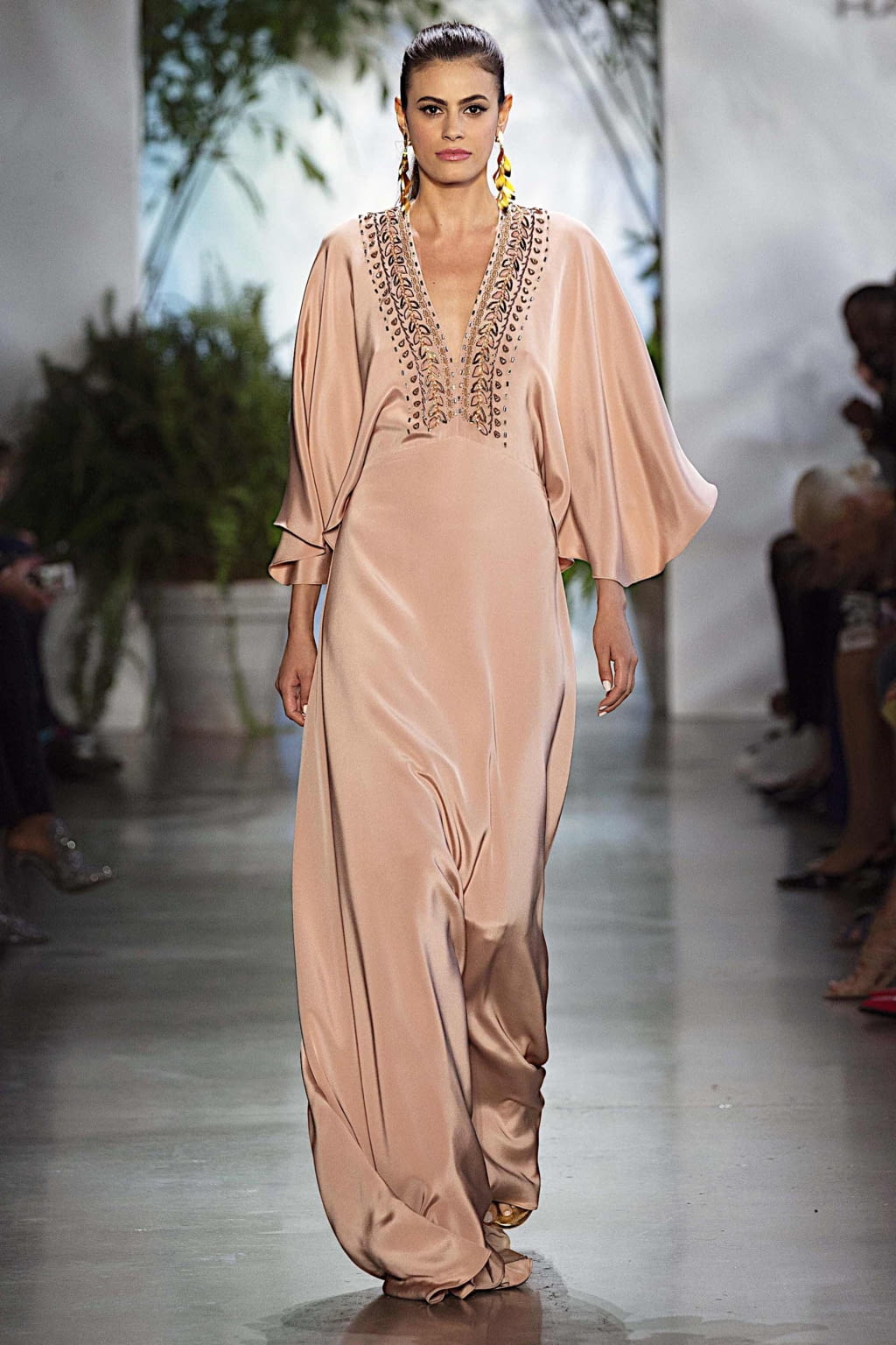 Fashion Week New York Spring/Summer 2020 look 6 from the Dennis Basso collection womenswear