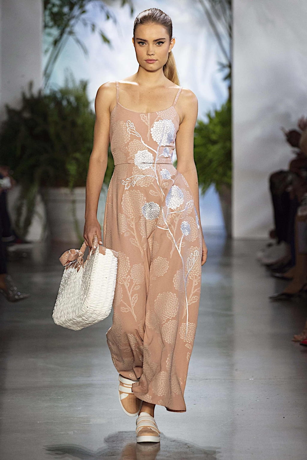 Fashion Week New York Spring/Summer 2020 look 33 from the Dennis Basso collection womenswear