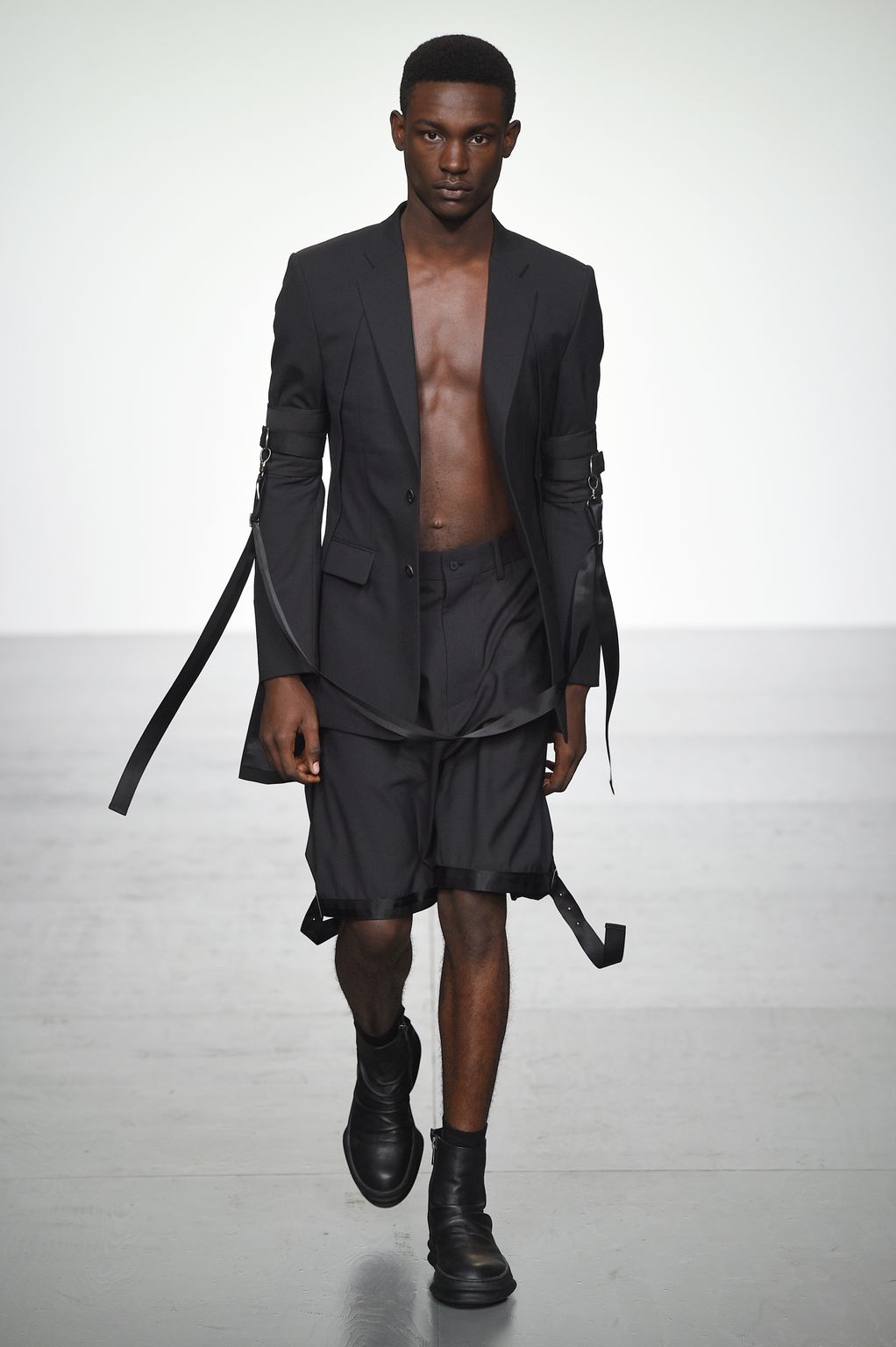 Fashion Week London Spring/Summer 2018 look 3 from the D.GNAK collection menswear