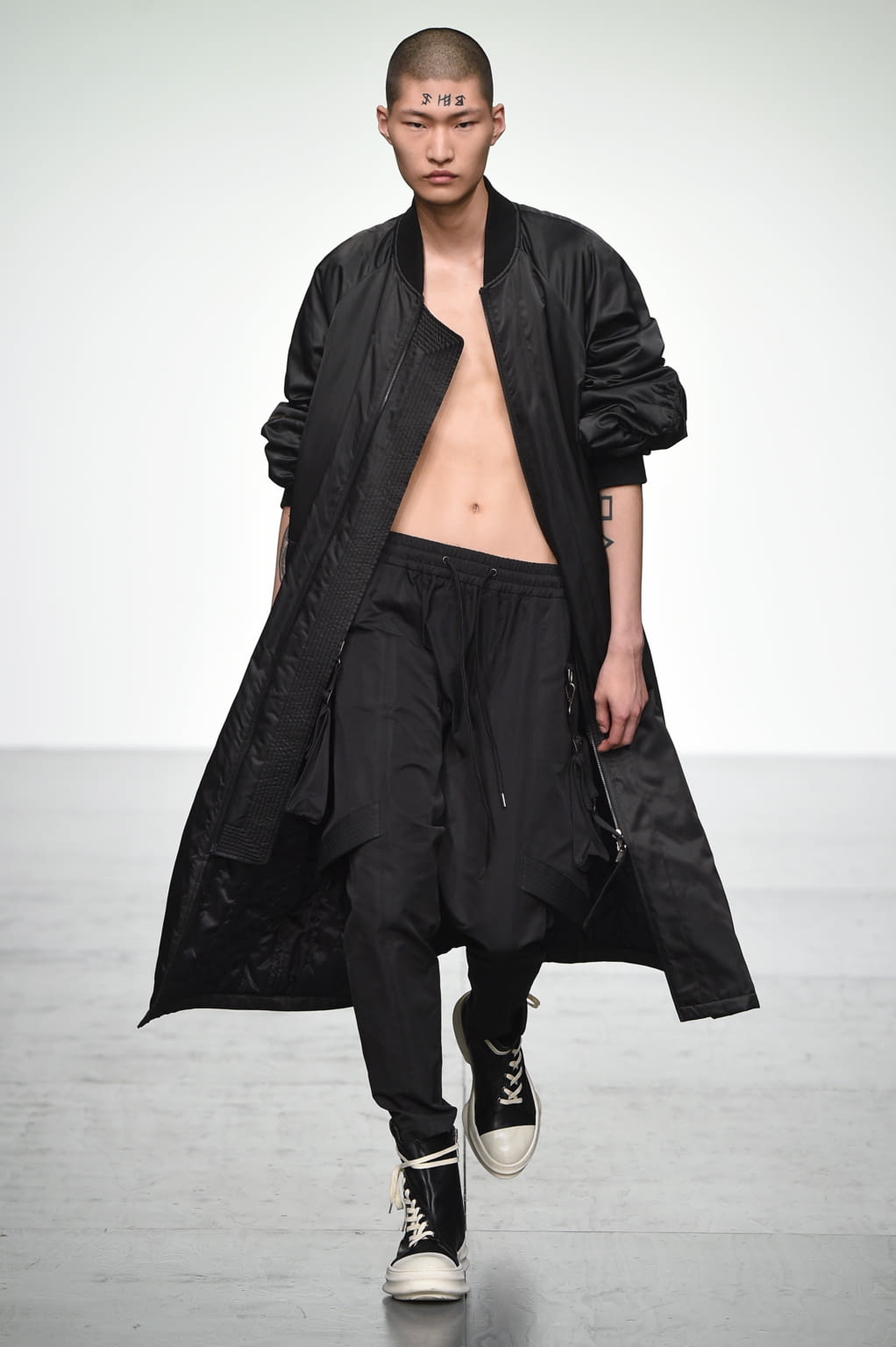Fashion Week London Spring/Summer 2018 look 6 from the D.GNAK collection 男装