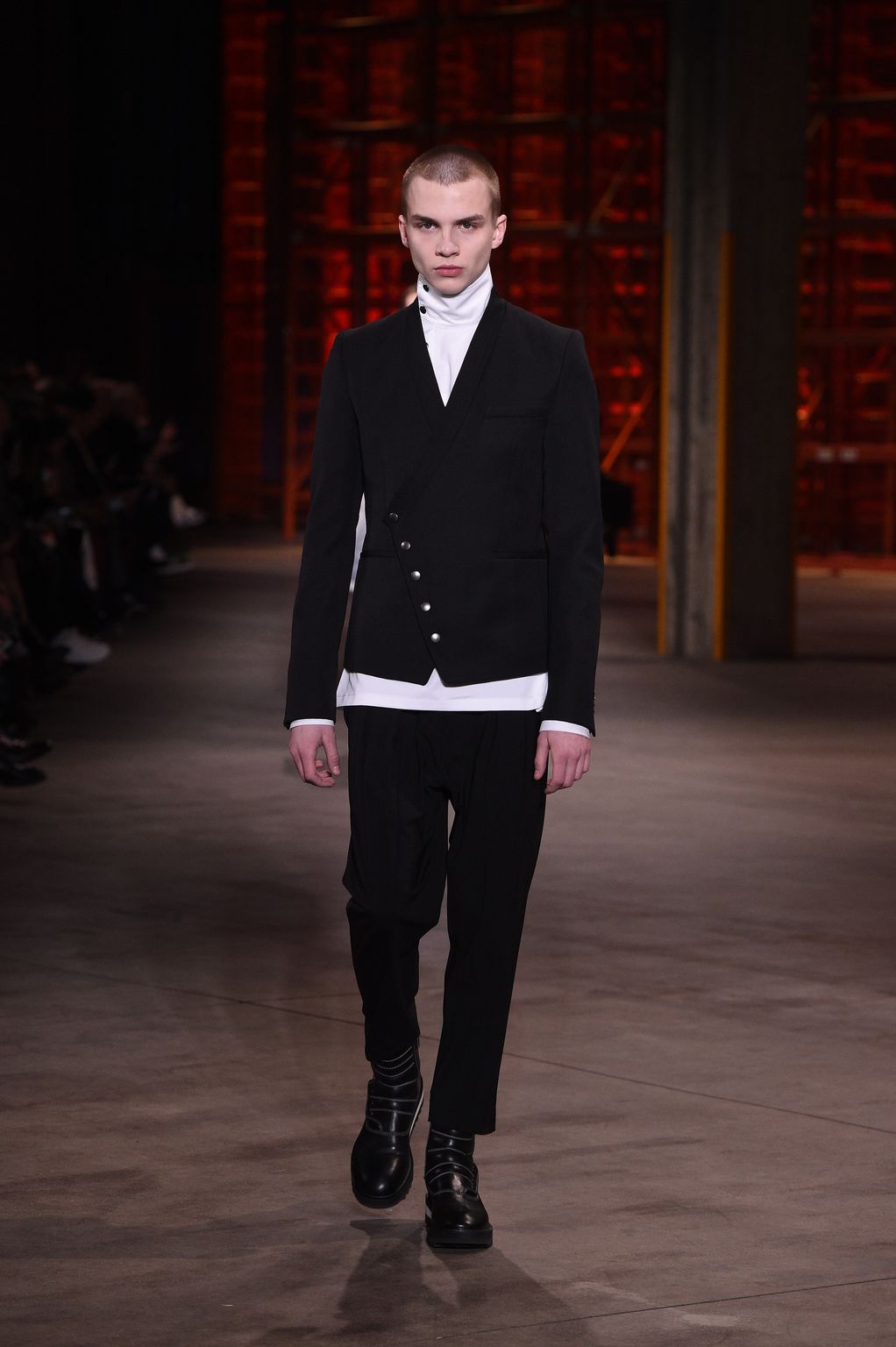 Fashion Week Milan Fall/Winter 2017 look 30 de la collection Diesel Black Gold menswear