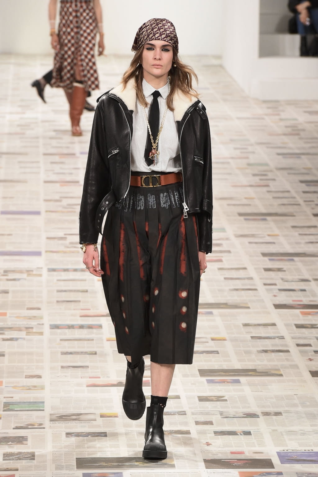 Fashion Week Paris Fall/Winter 2020 look 6 from the Christian Dior collection womenswear