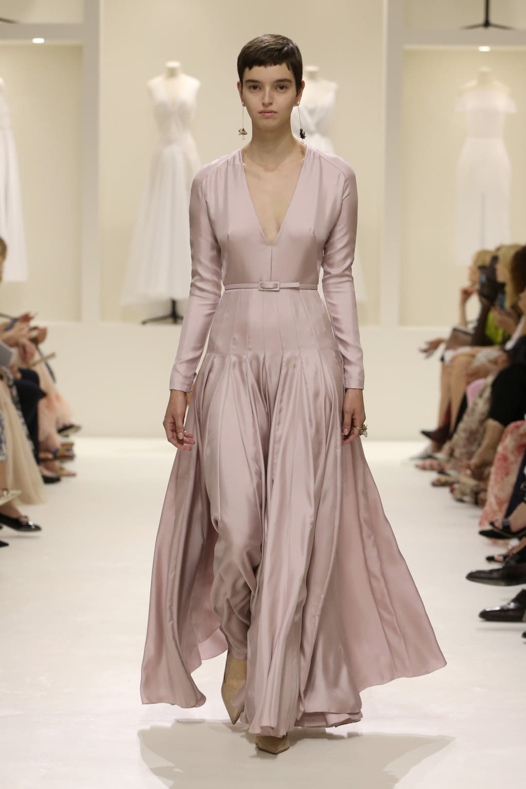 Fashion Week Paris Fall/Winter 2018 look 37 from the Christian Dior collection couture