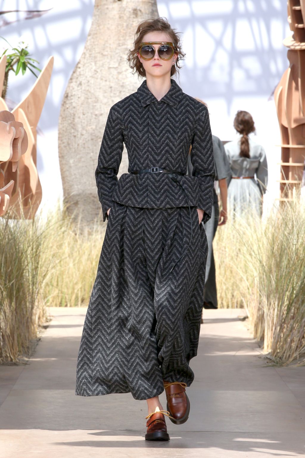 Fashion Week Paris Fall/Winter 2017 look 21 from the Christian Dior collection 高级定制