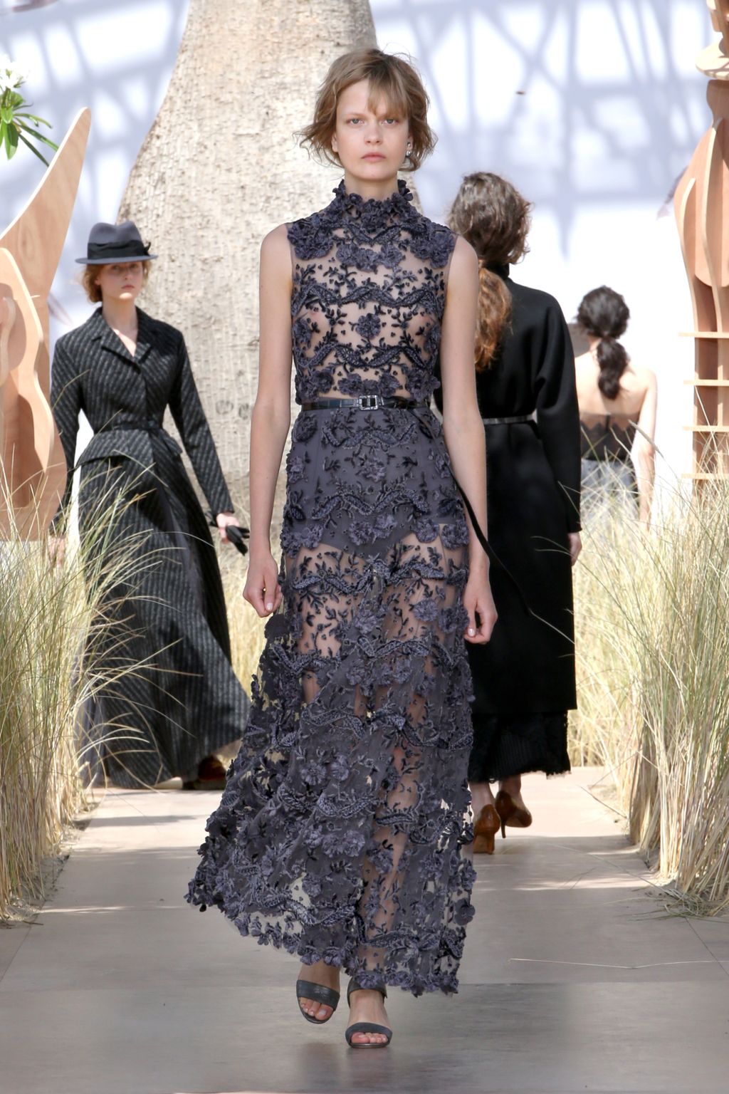 Fashion Week Paris Fall/Winter 2017 look 31 from the Christian Dior collection couture