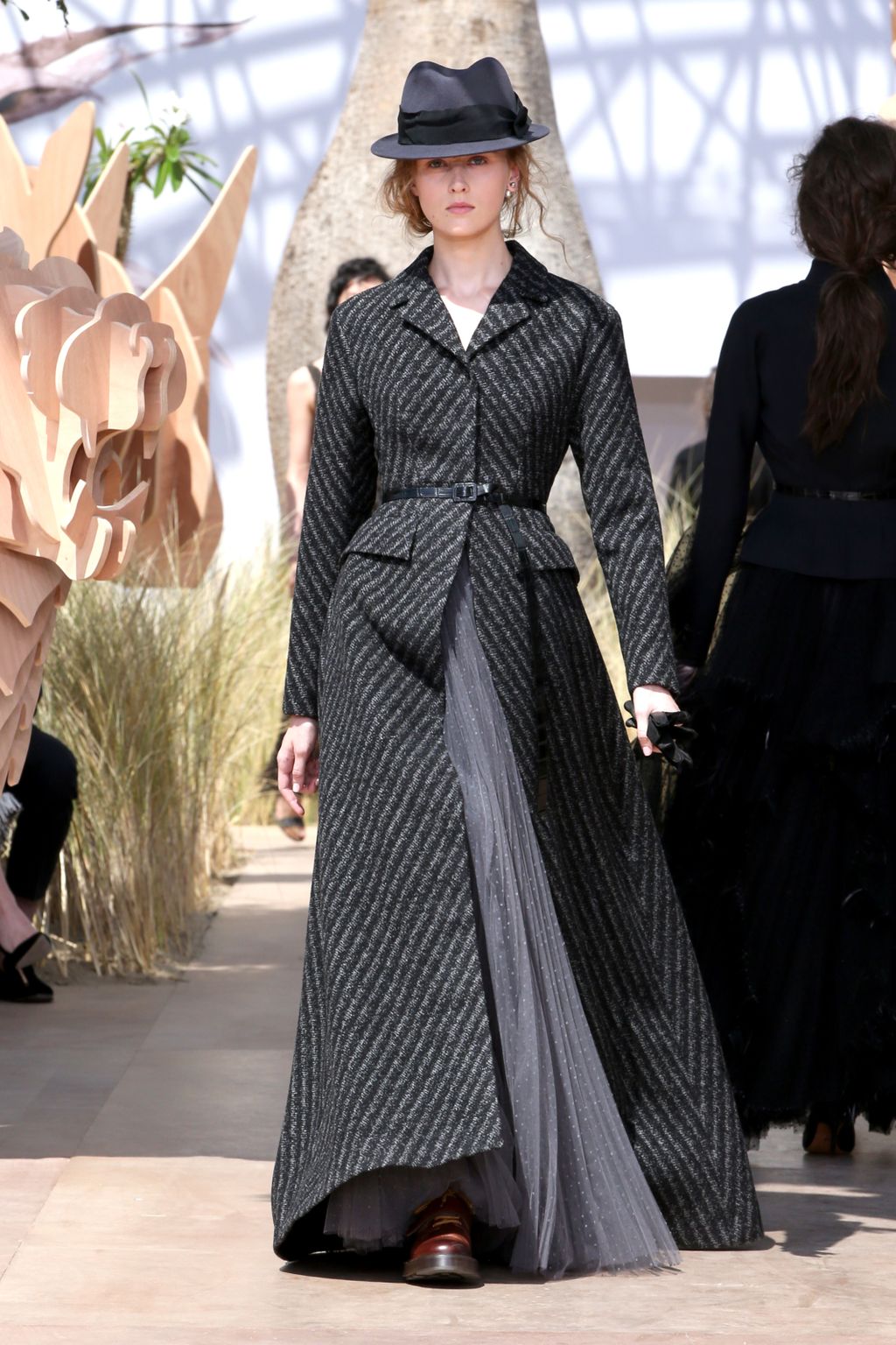 Fashion Week Paris Fall/Winter 2017 look 32 from the Christian Dior collection 高级定制