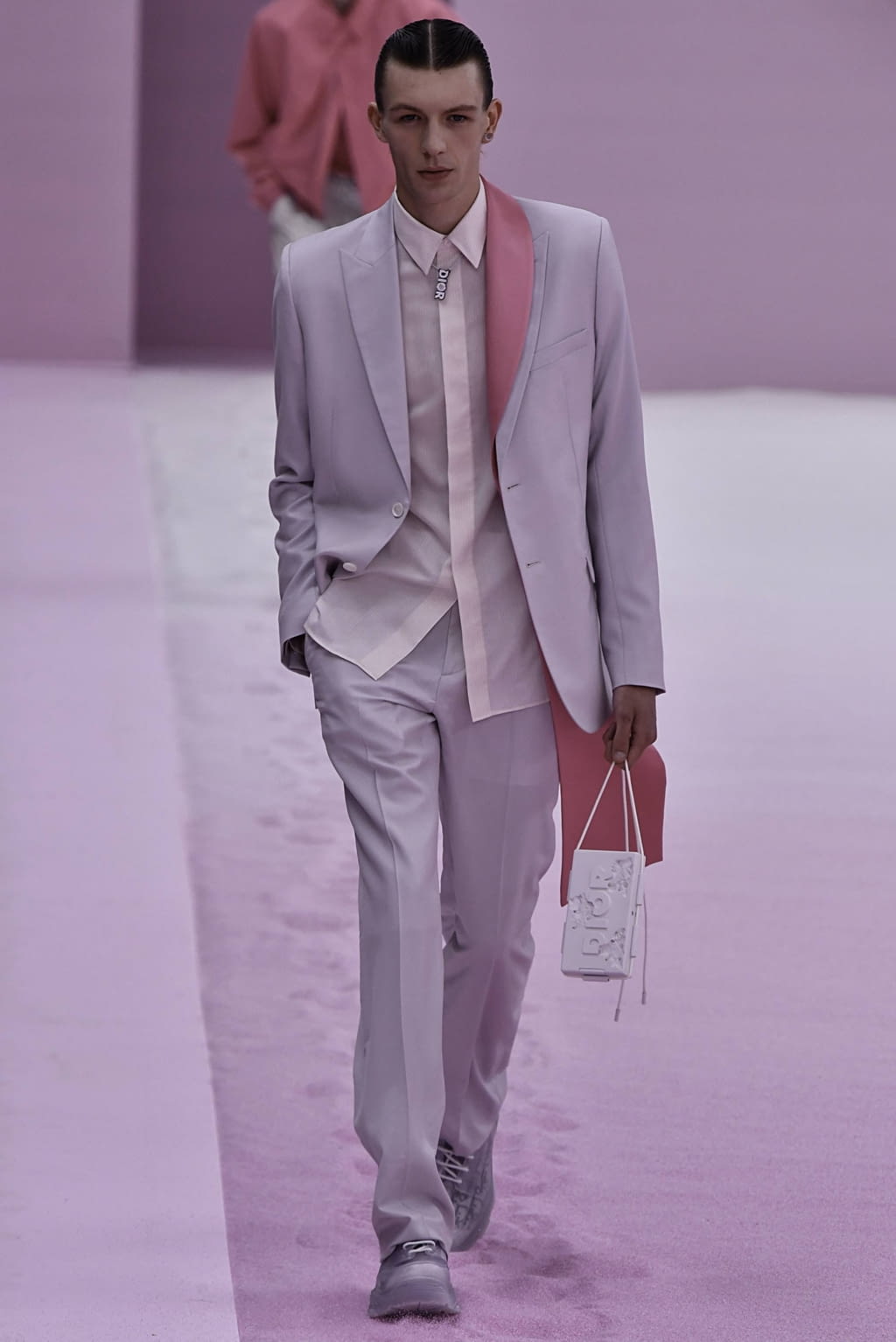 Fashion Week Paris Spring/Summer 2020 look 23 from the Dior Men collection 男装