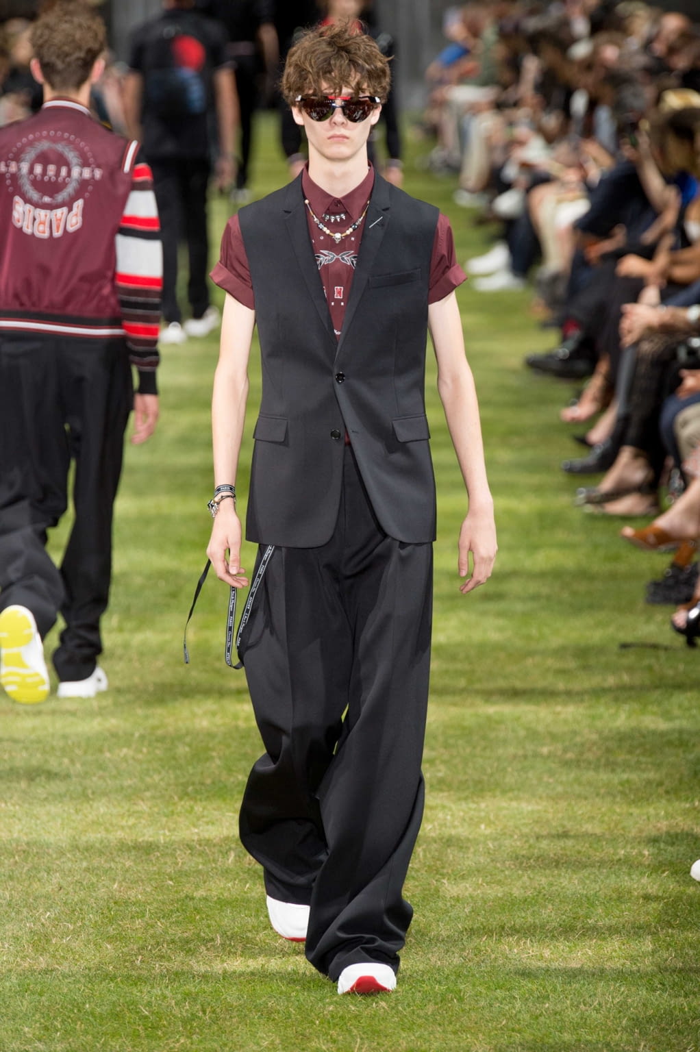 Fashion Week Paris Spring/Summer 2018 look 40 from the Dior Men collection menswear