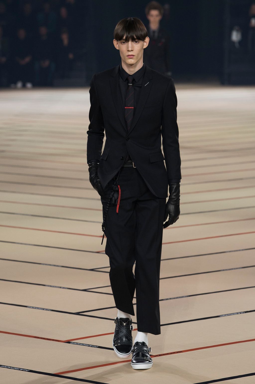Fashion Week Paris Fall/Winter 2017 look 1 from the Dior Homme collection menswear