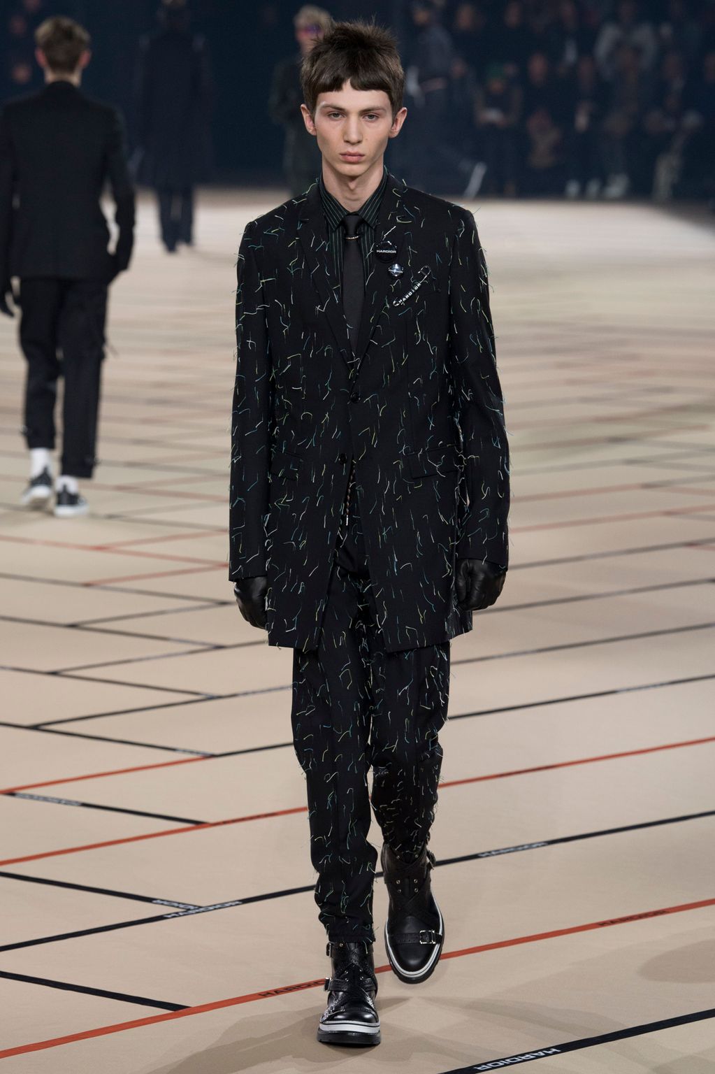 Fashion Week Paris Fall/Winter 2017 look 19 from the Dior Men collection menswear