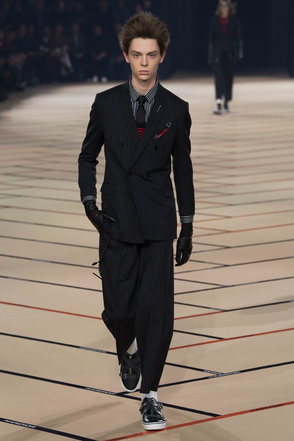 Fashion Week Paris Fall/Winter 2017 look 2 from the Dior Men collection menswear