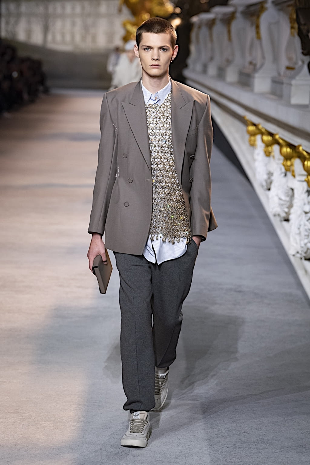 Fashion Week Paris Fall/Winter 2022 look 16 from the Dior Men collection menswear