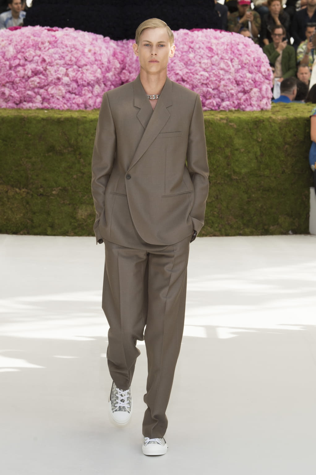 Fashion Week Paris Spring/Summer 2019 look 9 from the Dior Men collection menswear