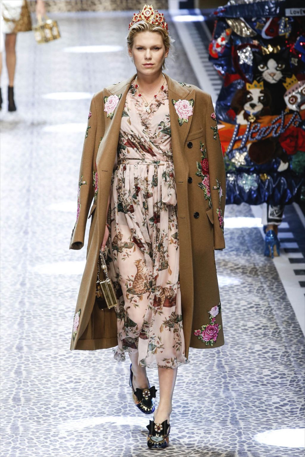 Fashion Week Milan Fall/Winter 2017 look 53 from the Dolce & Gabbana collection womenswear