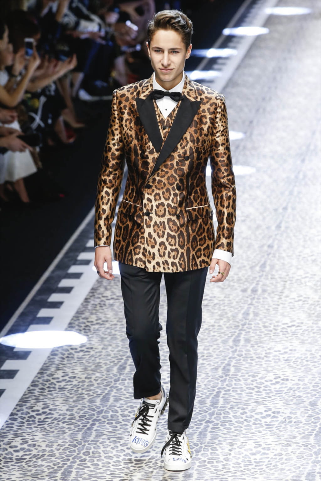 Fashion Week Milan Fall/Winter 2017 look 80 from the Dolce & Gabbana collection womenswear