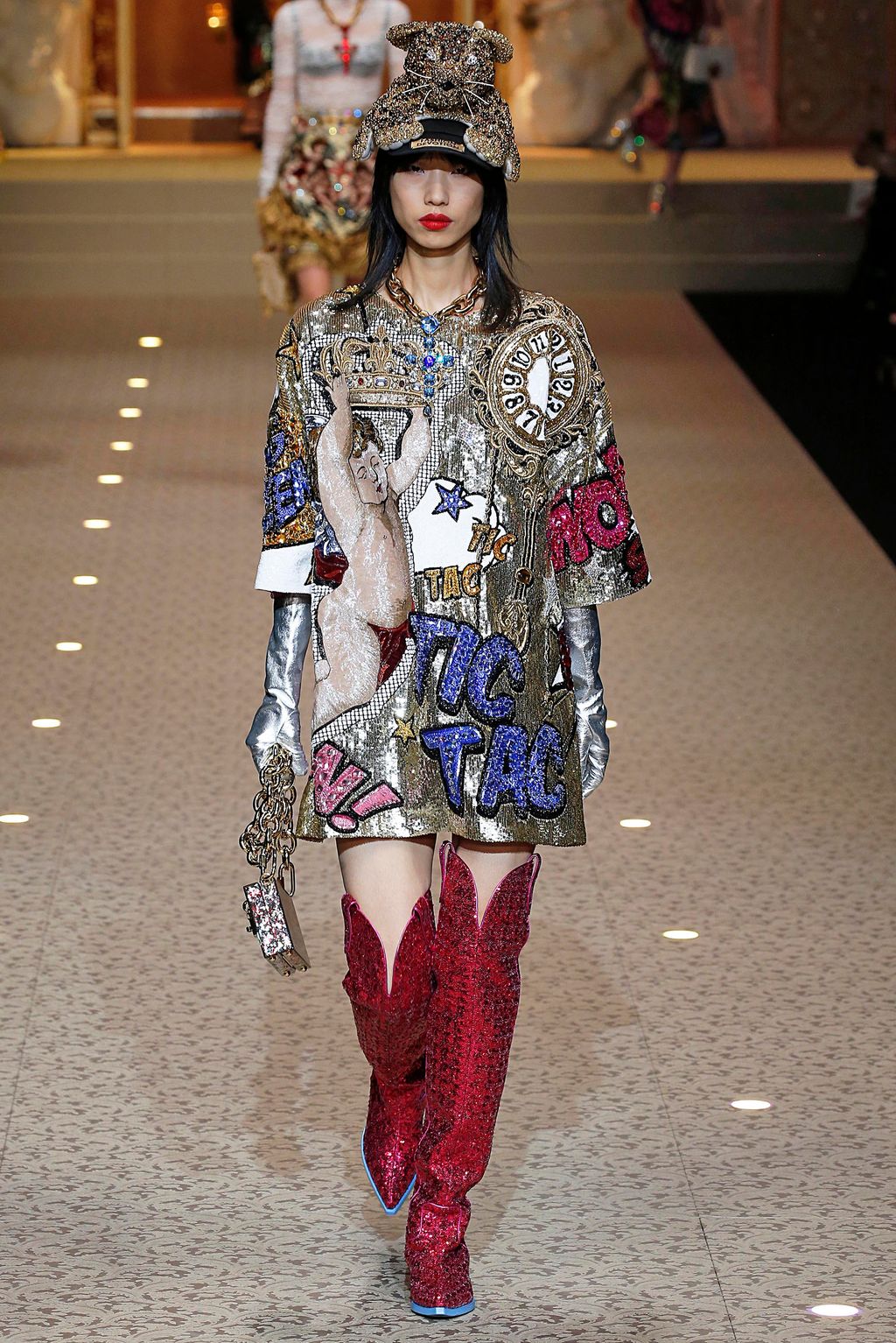 Fashion Week Milan Fall/Winter 2018 look 76 from the Dolce & Gabbana collection womenswear