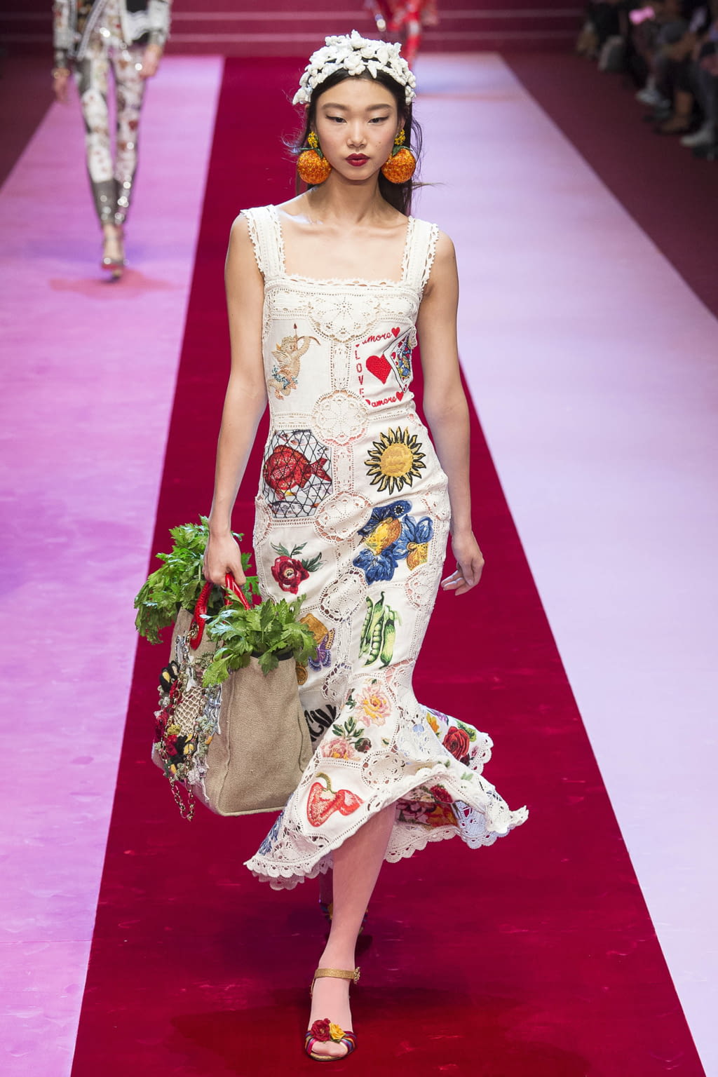Fashion Week Milan Spring/Summer 2018 look 32 from the Dolce & Gabbana collection womenswear