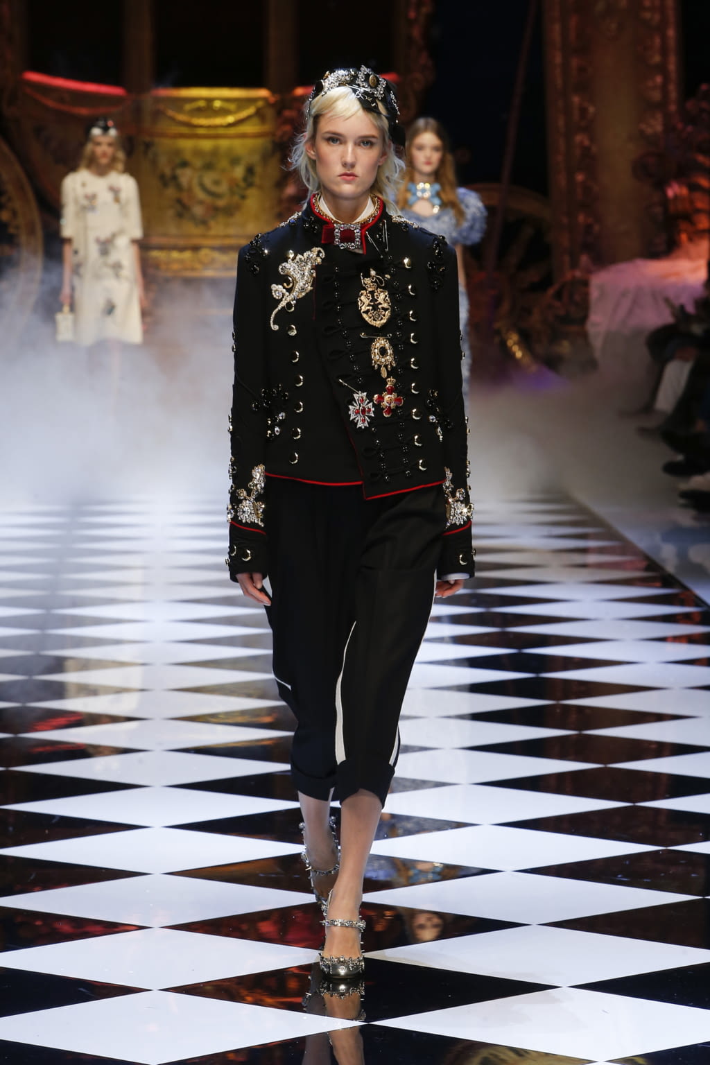 Fashion Week Milan Fall/Winter 2016 look 1 from the Dolce & Gabbana collection 女装