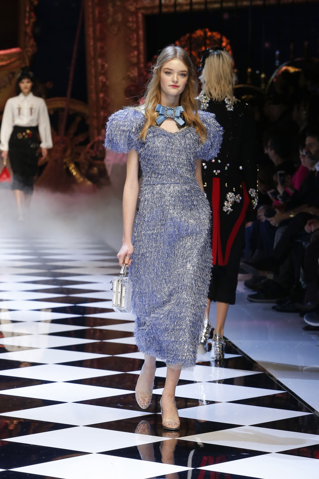 Fashion Week Milan Fall/Winter 2016 look 2 de la collection Dolce & Gabbana womenswear