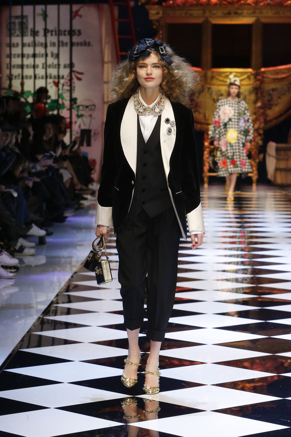 Fashion Week Milan Fall/Winter 2016 look 21 from the Dolce & Gabbana collection womenswear