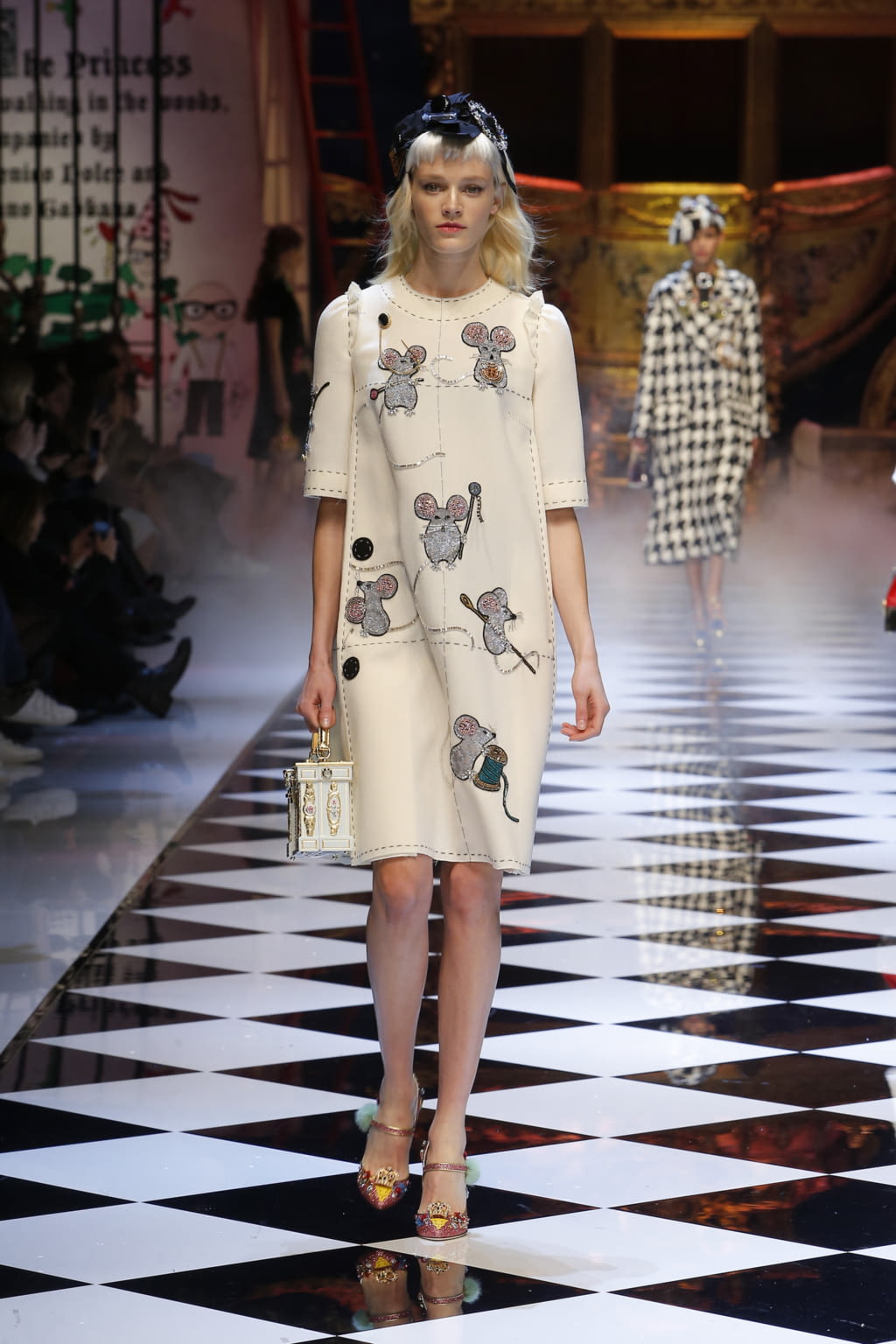 Fashion Week Milan Fall/Winter 2016 look 3 from the Dolce & Gabbana collection womenswear