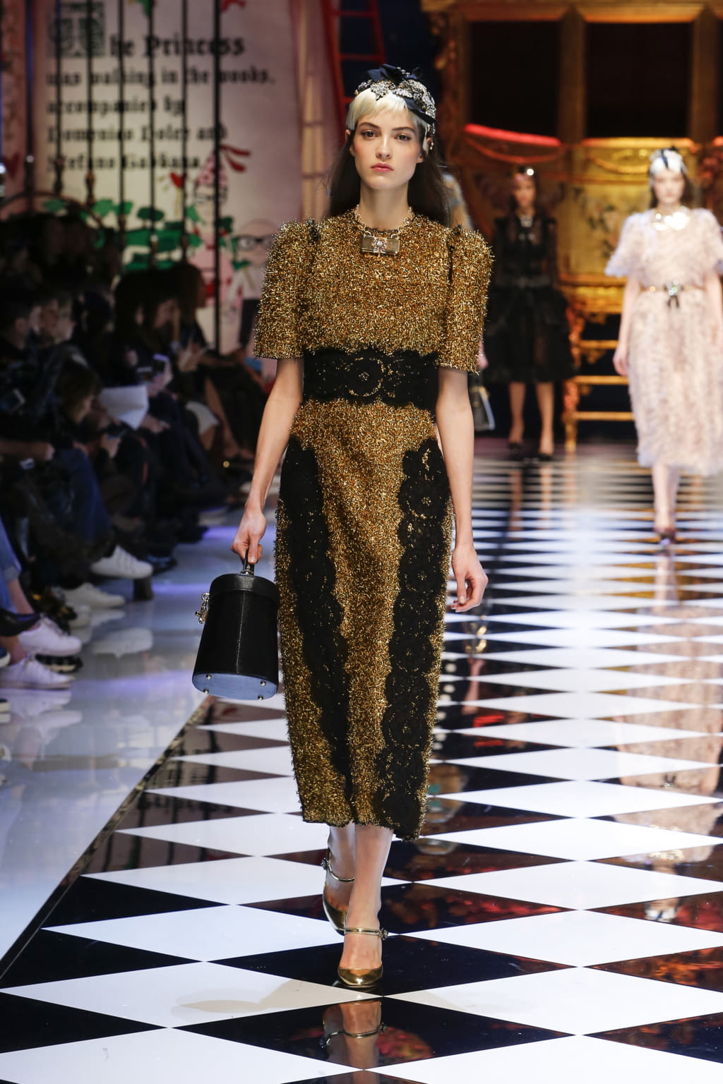 Fashion Week Milan Fall/Winter 2016 look 30 from the Dolce & Gabbana collection 女装
