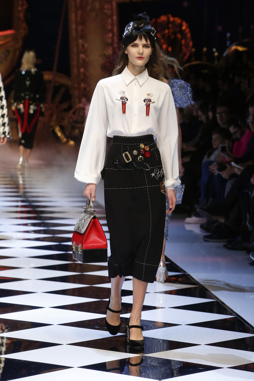 Fashion Week Milan Fall/Winter 2016 look 4 from the Dolce & Gabbana collection 女装