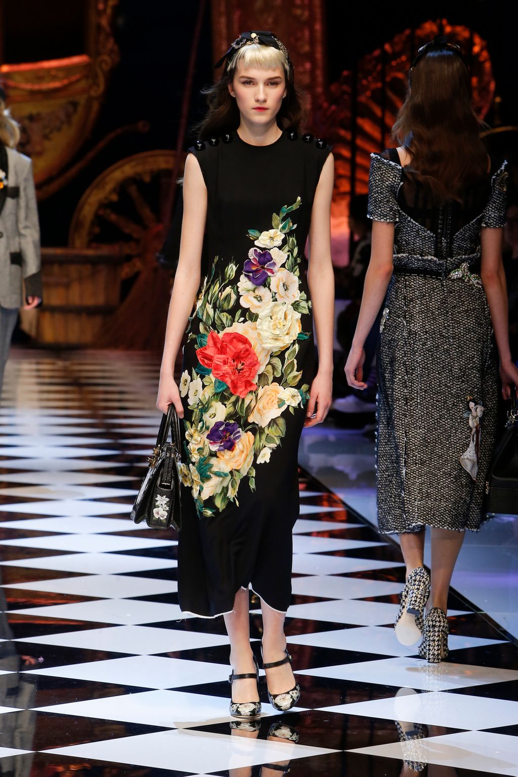 Fashion Week Milan Fall/Winter 2016 look 55 from the Dolce & Gabbana collection womenswear