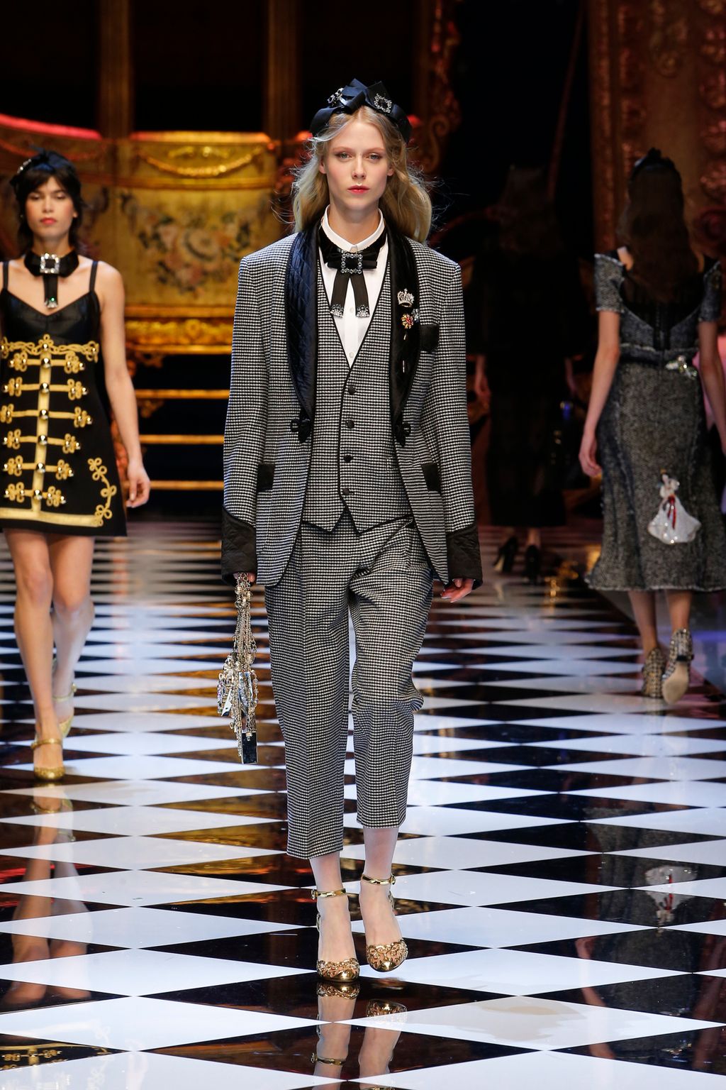 Fashion Week Milan Fall/Winter 2016 look 56 from the Dolce & Gabbana collection 女装