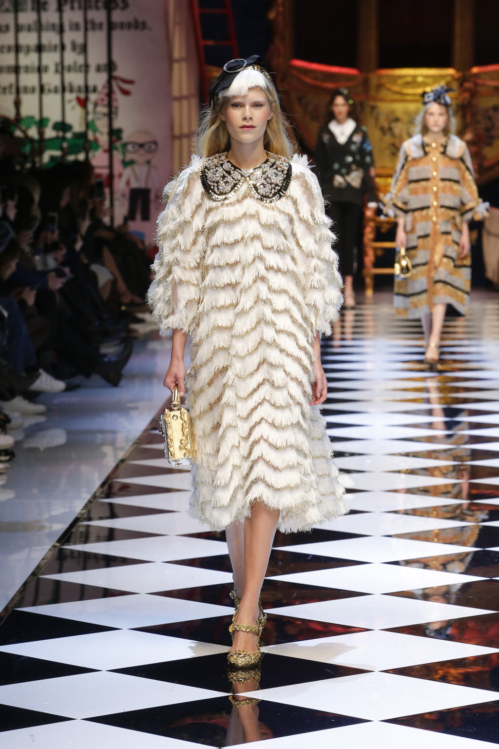 Fashion Week Milan Fall/Winter 2016 look 9 from the Dolce & Gabbana collection womenswear