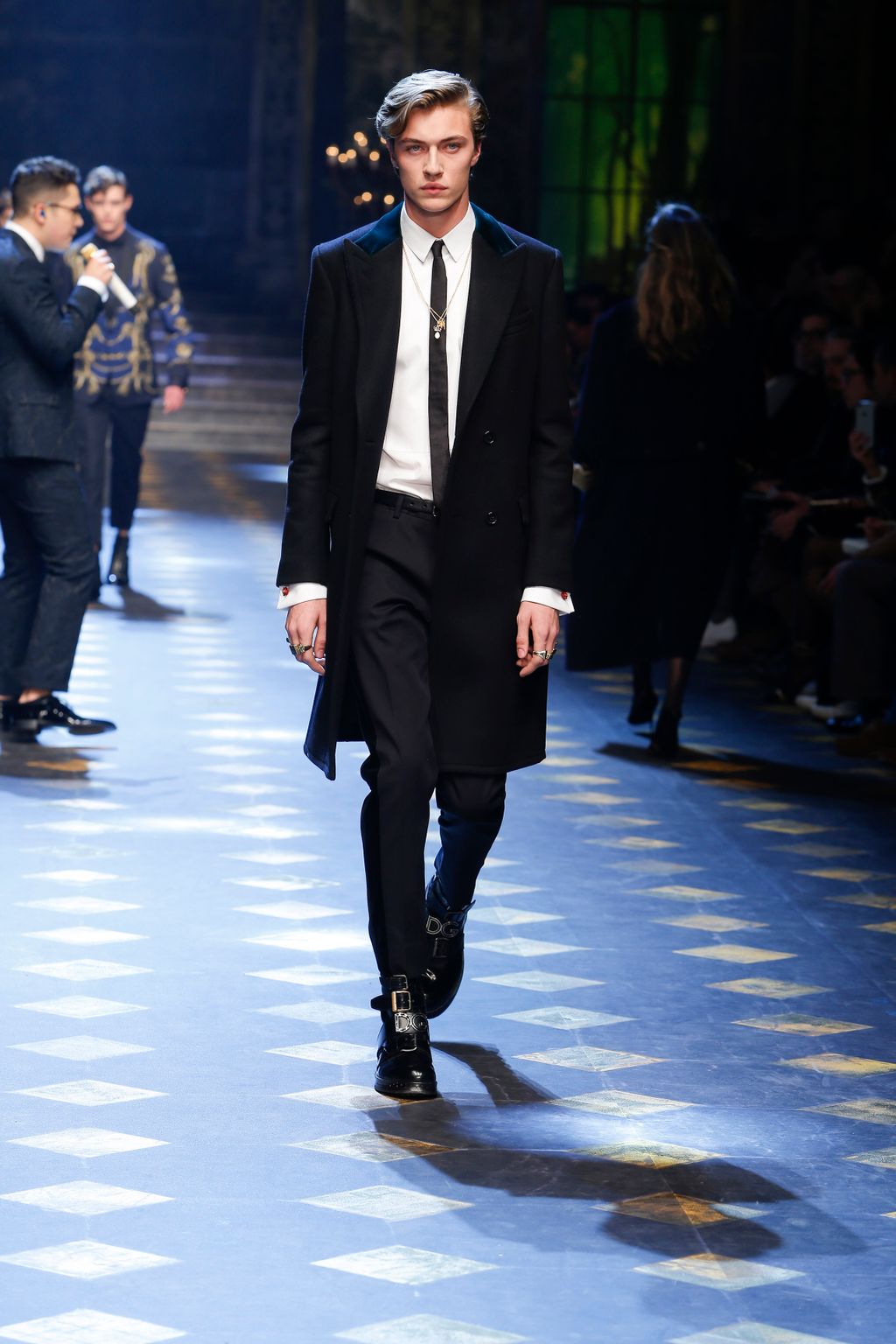 Fashion Week Milan Fall/Winter 2017 look 73 from the Dolce & Gabbana collection 男装
