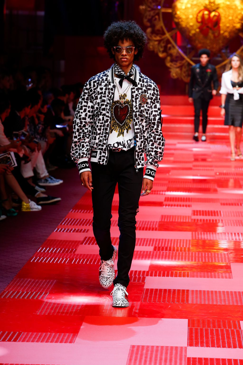 Fashion Week Milan Spring/Summer 2018 look 31 from the Dolce & Gabbana collection menswear