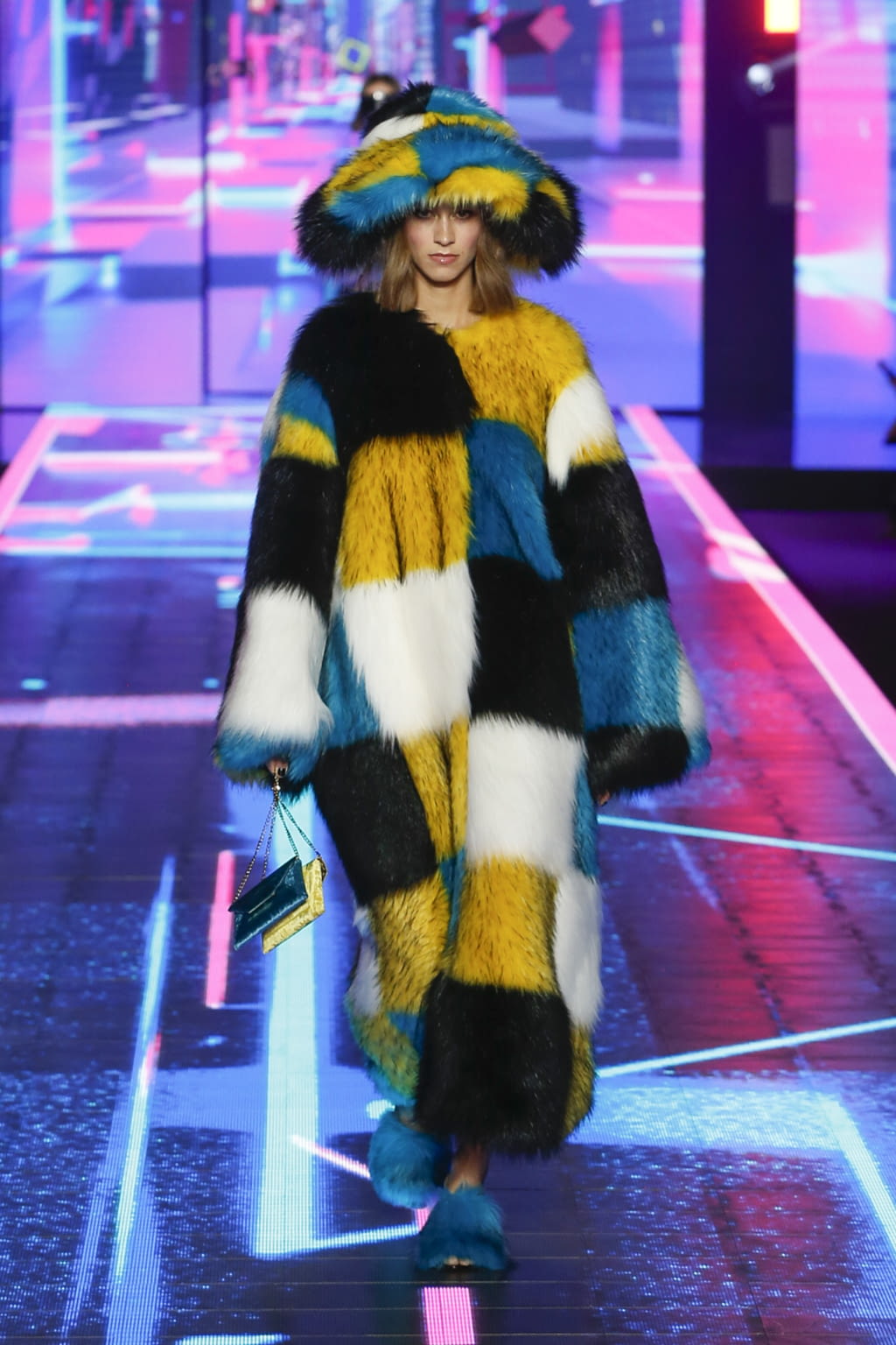 Fashion Week Milan Fall/Winter 2022 look 16 from the Dolce & Gabbana collection womenswear