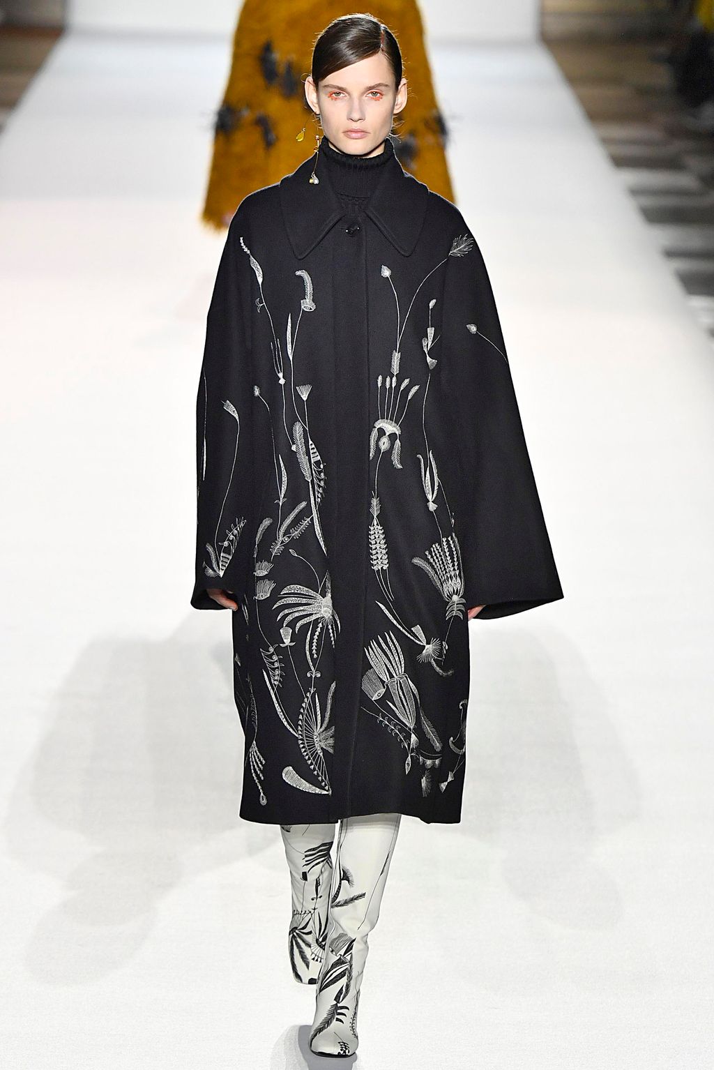 Fashion Week Paris Fall/Winter 2018 look 4 from the Dries Van Noten collection womenswear