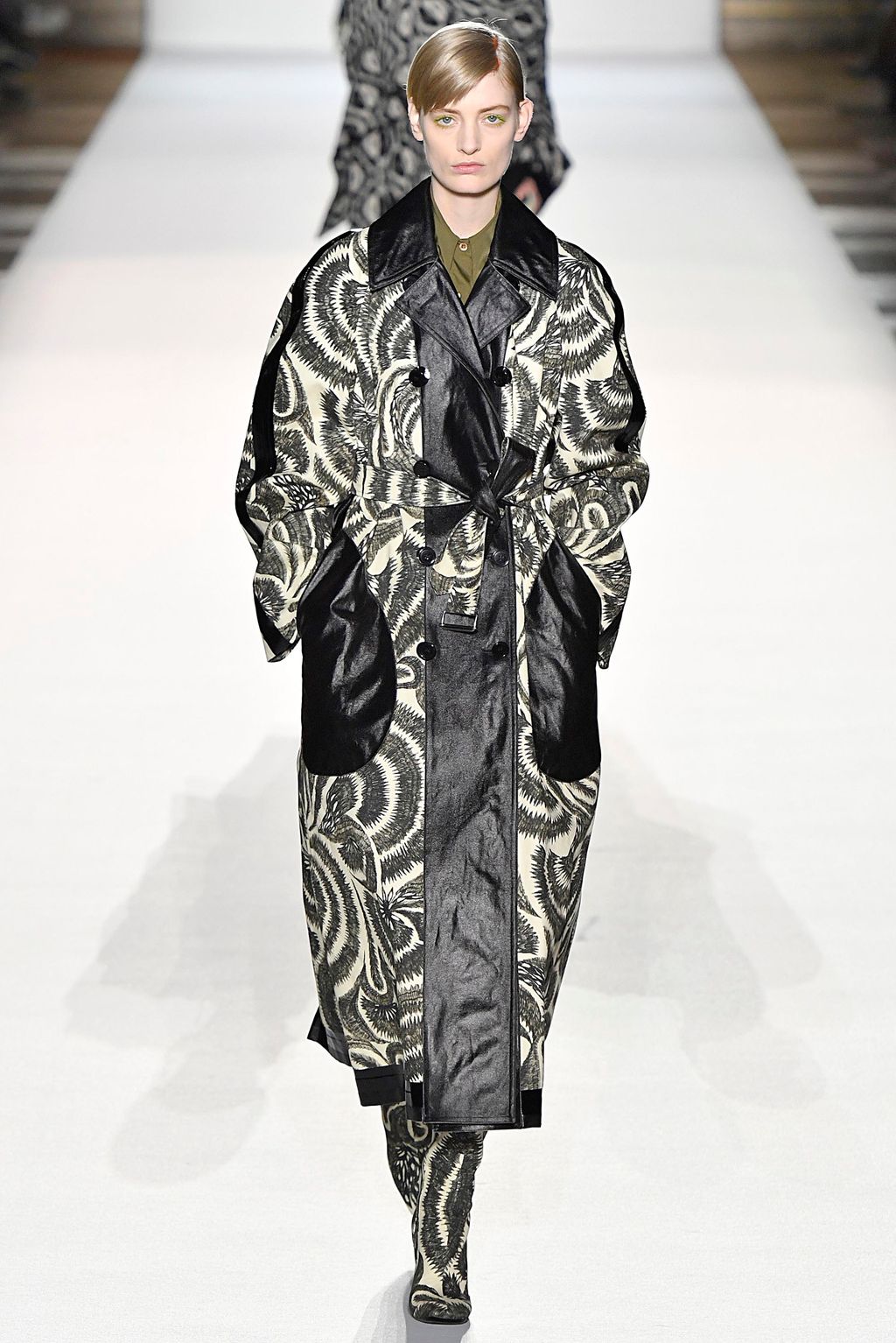 Fashion Week Paris Fall/Winter 2018 look 11 from the Dries Van Noten collection womenswear