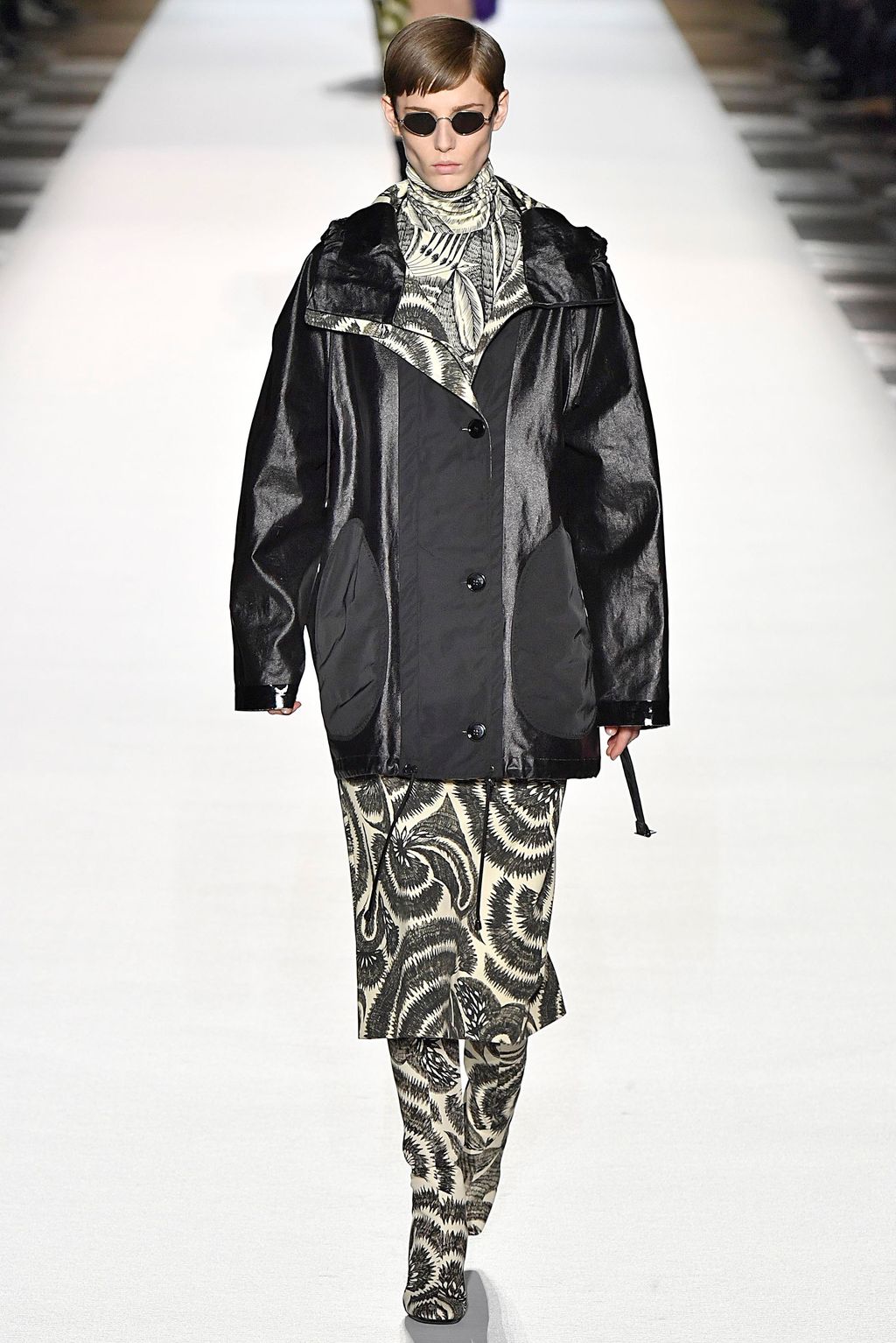 Fashion Week Paris Fall/Winter 2018 look 15 from the Dries Van Noten collection womenswear