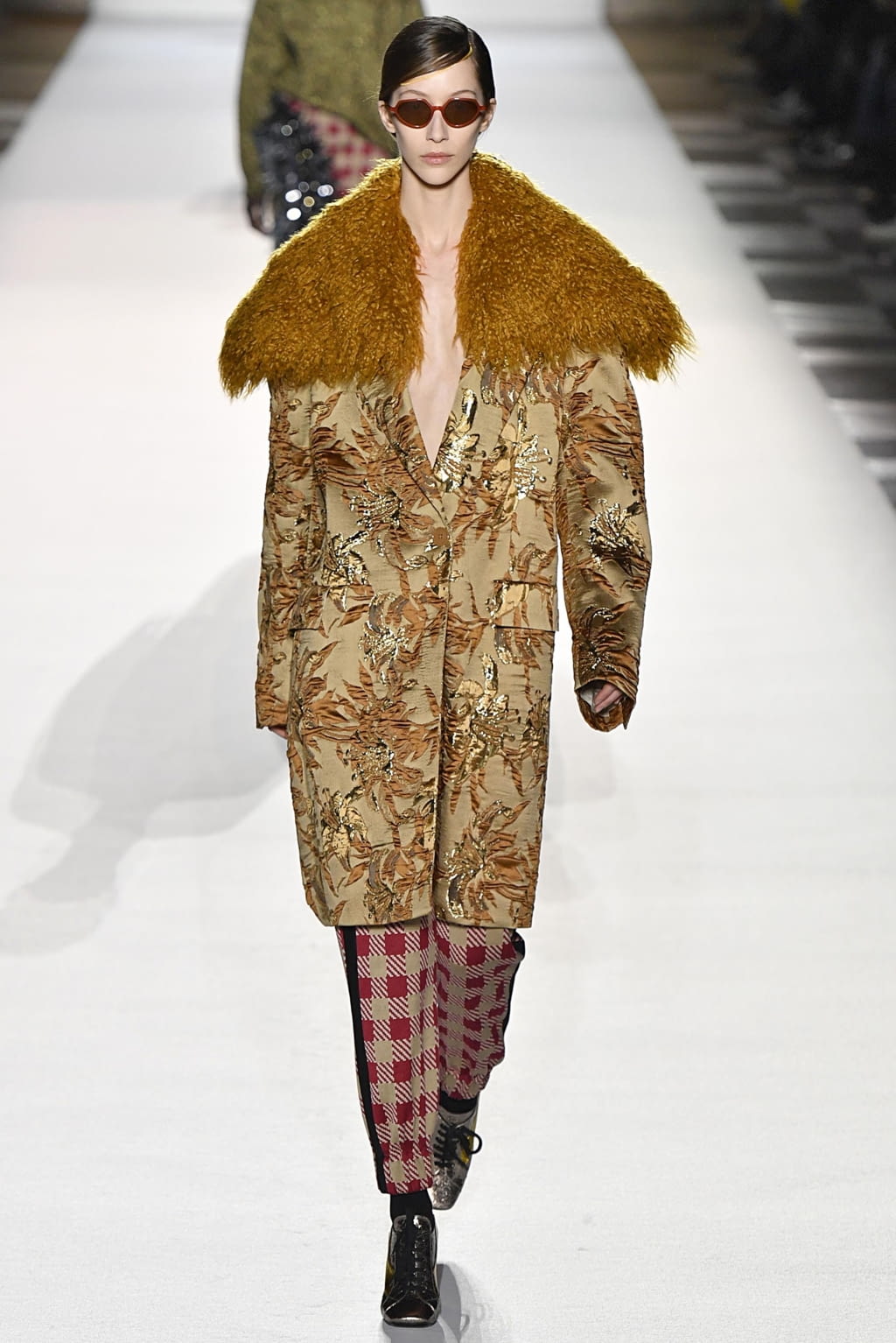 Fashion Week Paris Fall/Winter 2018 look 55 from the Dries Van Noten collection 女装