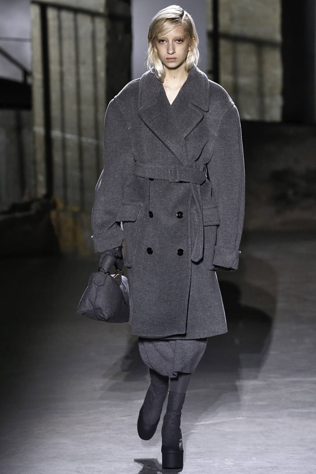 Fashion Week Paris Fall/Winter 2019 look 2 from the Dries Van Noten collection 女装