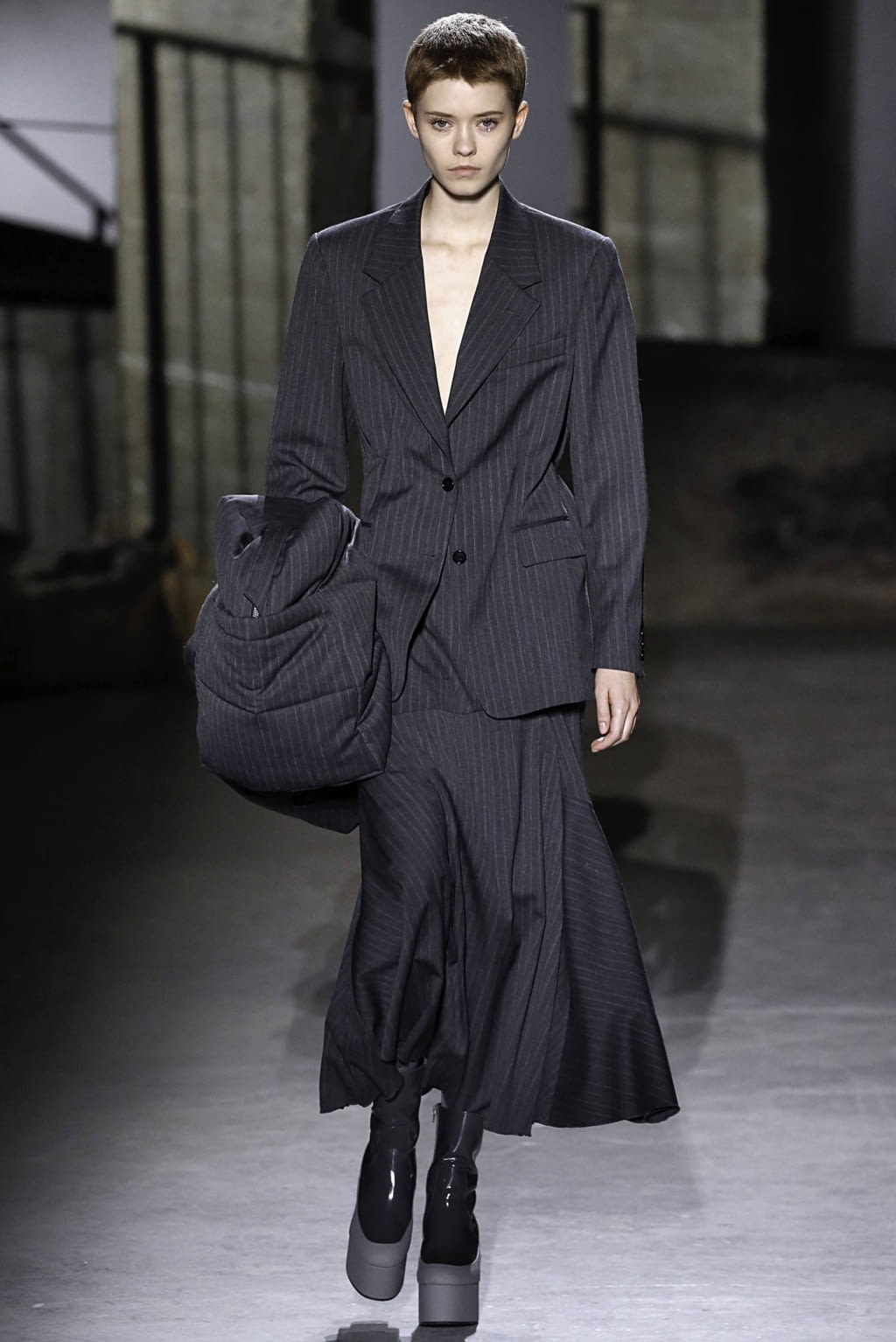 Fashion Week Paris Fall/Winter 2019 look 5 from the Dries Van Noten collection womenswear