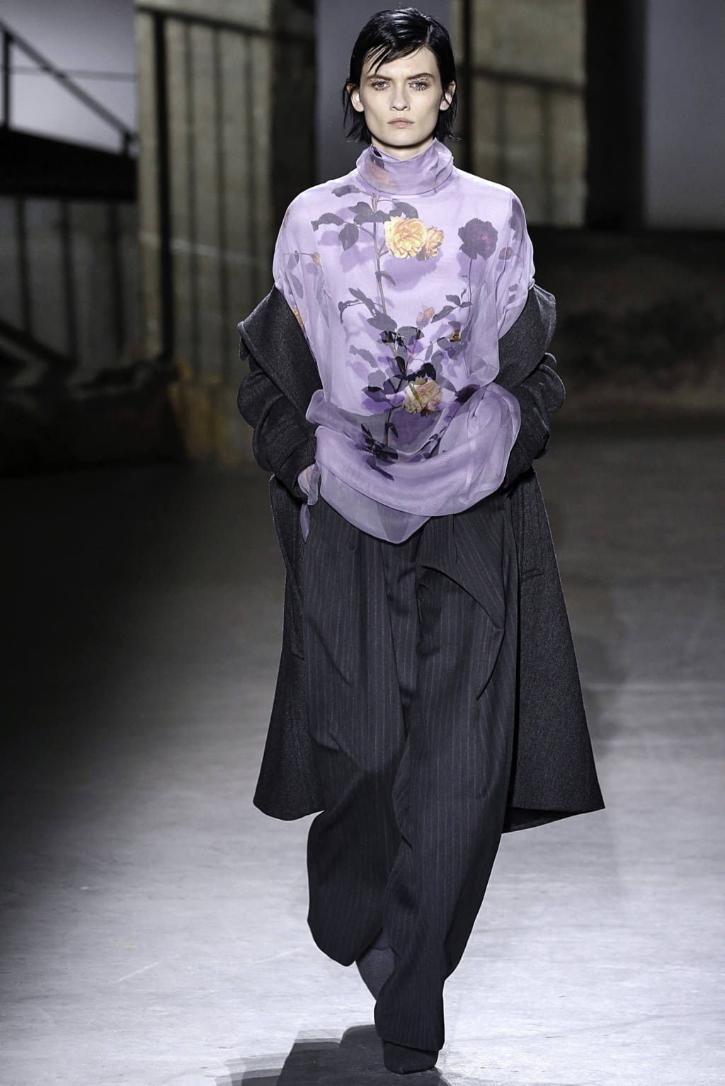 Fashion Week Paris Fall/Winter 2019 look 8 from the Dries Van Noten collection womenswear