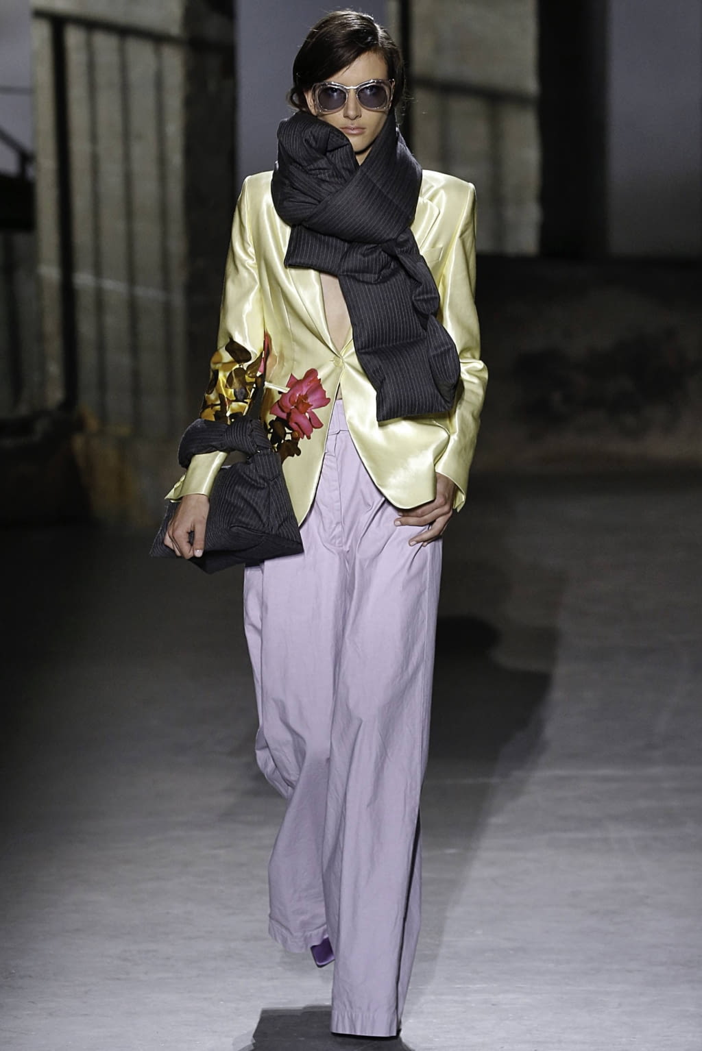 Fashion Week Paris Fall/Winter 2019 look 11 from the Dries Van Noten collection 女装