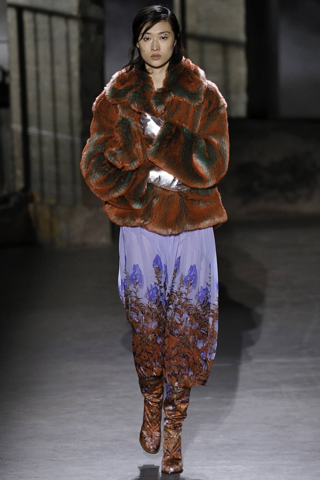 Fashion Week Paris Fall/Winter 2019 look 31 from the Dries Van Noten collection 女装
