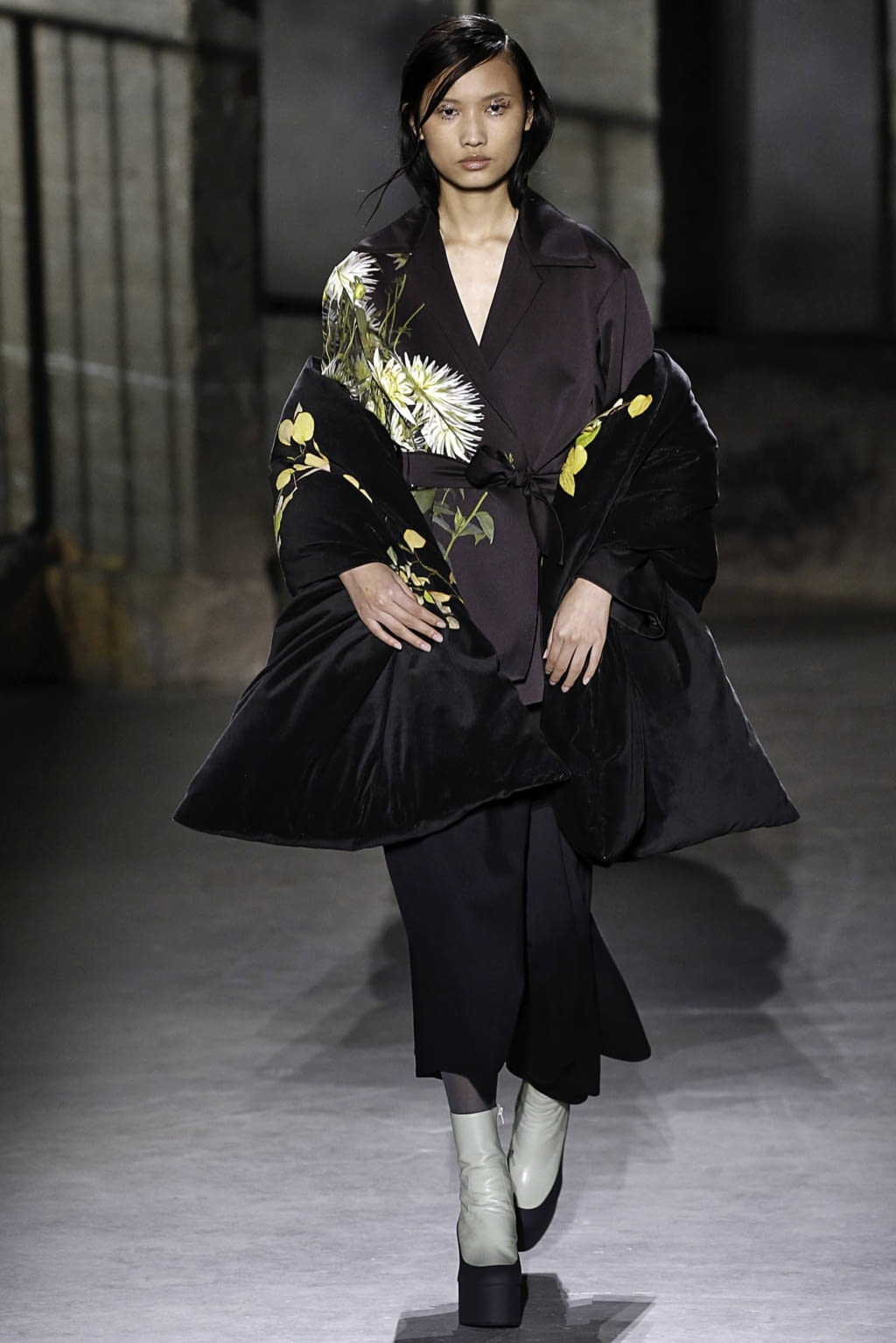 Fashion Week Paris Fall/Winter 2019 look 37 from the Dries Van Noten collection 女装
