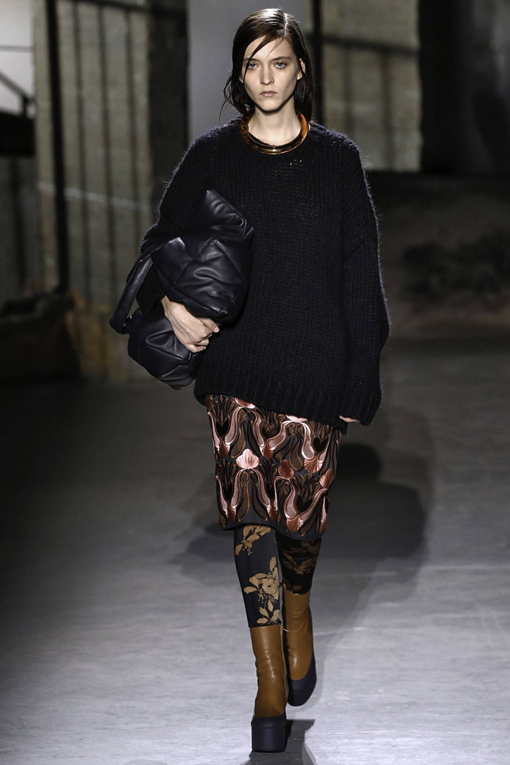 Fashion Week Paris Fall/Winter 2019 look 43 from the Dries Van Noten collection 女装