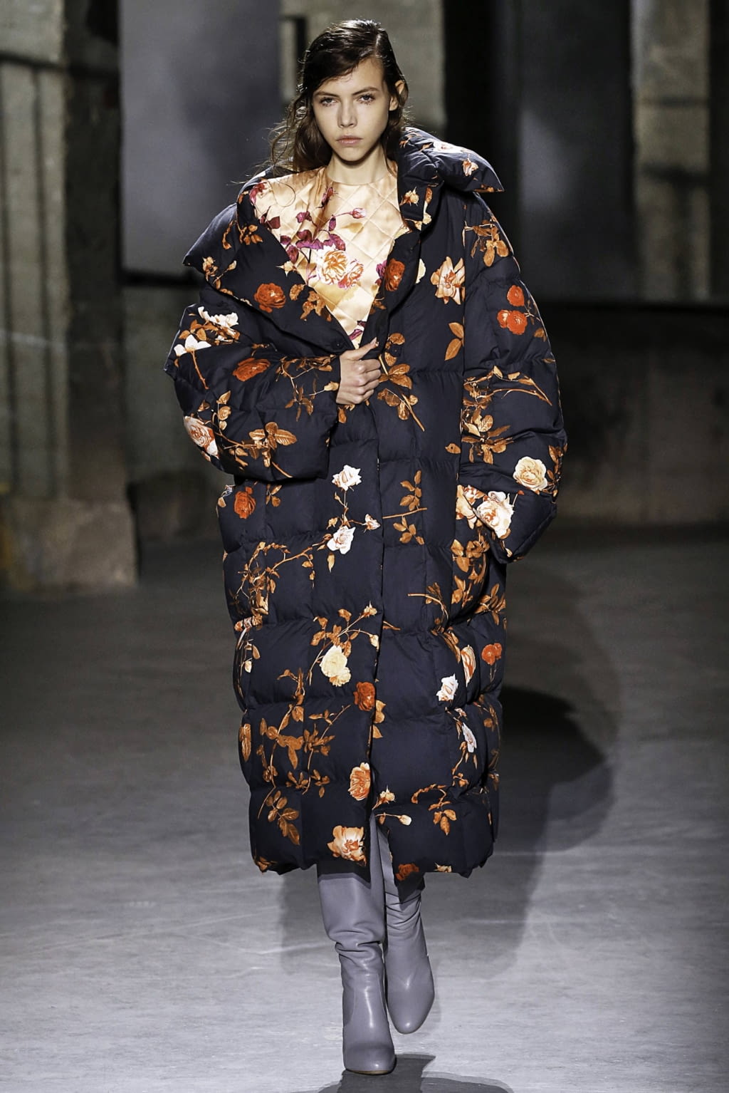 Fashion Week Paris Fall/Winter 2019 look 45 from the Dries Van Noten collection 女装