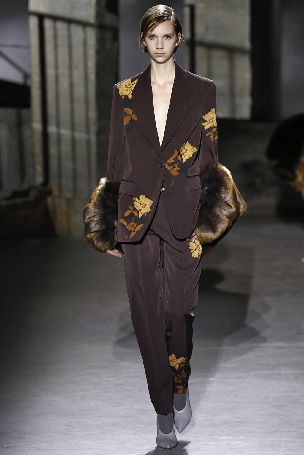 Fashion Week Paris Fall/Winter 2019 look 46 from the Dries Van Noten collection 女装