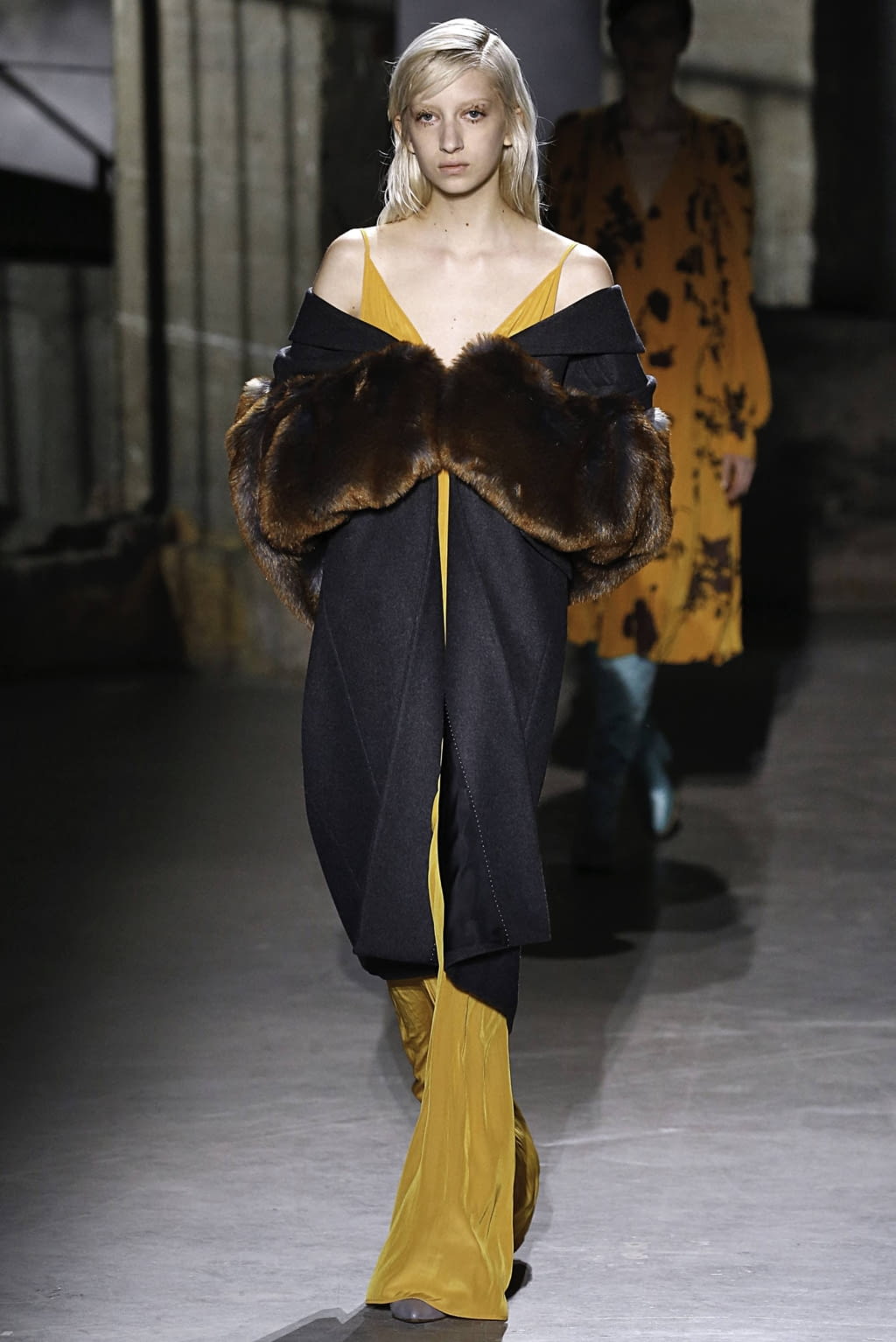 Fashion Week Paris Fall/Winter 2019 look 55 from the Dries Van Noten collection womenswear