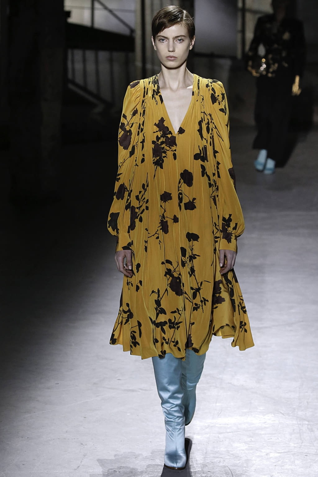 Fashion Week Paris Fall/Winter 2019 look 56 from the Dries Van Noten collection 女装